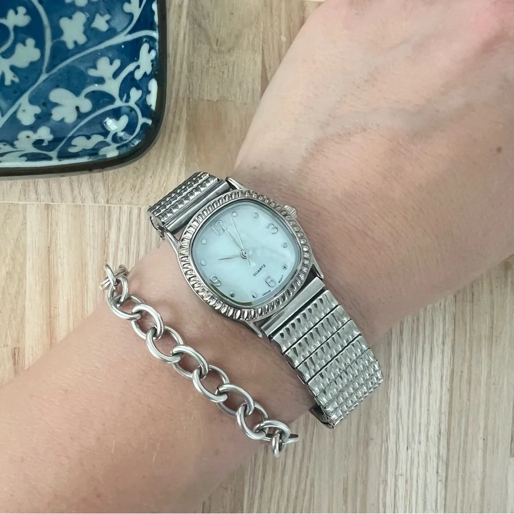 Ladies mother of pearl dial stainless steel bracelet watch NEW BATTERY